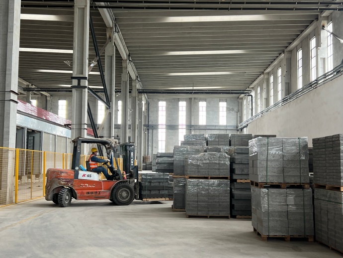 將建筑垃圾資源化利用與綠色建材開發有機結合,研發制造出
